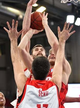 BAMBERG 16.12.2020 --- Basketball ---- easycredit 1. Basketball Bundesliga ---- 4. Spieltag: Brose Bamberg vs s.oliver Würzburg --- Jonas Weitzel (27, s.oliver Würzburg) wirft gegen Mateo Seric (17, Brose Bamberg) und David Kravish (45, Brose Bamberg) --- Foto: Hans-Martin Issler isslerimages ---- Brose Bamberg vs s.oliver Würzburg
