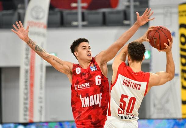 BAMBERG 16.12.2020 --- Basketball ---- easycredit 1. Basketball Bundesliga ---- 4. Spieltag: Brose Bamberg vs s.oliver Würzburg --- Joshua Obiesie (6, s.oliver Würzburg) verteidigt gegen Joanic Grüttner-Bacoul (50, Brose Bamberg) --- Foto: Hans-Martin Issler isslerimages ---- Brose Bamberg vs s.oliver Würzburg