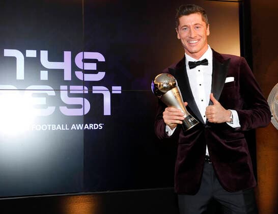 Bilder des Jahres 2020, Sport 12 Dezember Sport Bilder des Tages FC Bayern Muenchen Players And Staff Watch FIFA The BEST Awards MUNICH, GERMANY - DECEMBER 17: Robert Lewandowski of FC Bayern Muenchen poses after winning the FIFA Men s Player 2020 trophy during the FIFA The BEST Awards ceremony on December 17, 2020 in Munich, Germany. (Photo by Pool Marco Donato-FC Bayern Pool Getty Images via SVEN SIMON Fotoagentur Munich Bavaria Germany *** FC Bayern Muenchen Players And Staff Watch FIFA The BEST Awards MUNICH, GERMANY DECEMBER 17 Robert Lewandowski of FC Bayern Muenchen poses after winning the FIFA Men s Player 2020 trophy during the FIFA The BEST Awards ceremony on December 17, 2020 in Munich, Germany Photo by Pool Marco Donato FC Bayern Pool Getty Images via SVEN SIMON Fotoagentur Munich Bavaria Germany Poolfoto SvenSimon Marco Donato-FC Bayern Pool via Getty Images ,EDITORIAL USE ONLY