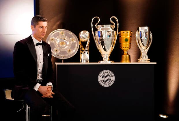 FC Bayern Muenchen Players And Staff Watch FIFA The BEST Awards MUNICH, GERMANY - DECEMBER 17: Robert Lewandowski of FC Bayern Muenchen is pictured awaiting the decision of the FIFA Men s Player 2020 during the FIFA The BEST Awards ceremony on December 17, 2020 in Munich, Germany. Photo by Pool Marco Donato-FC Bayern Pool Getty Images via SVEN SIMON Fotoagentur Munich Bavaria Germany
