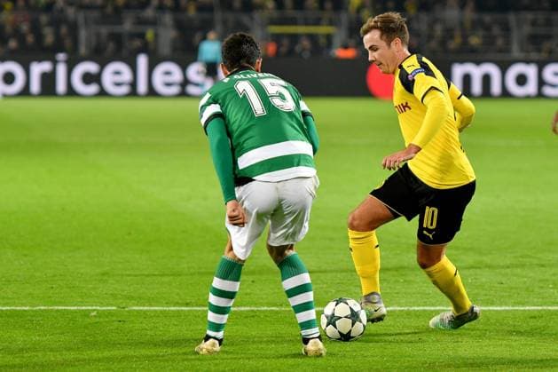 Dortmund, Deutschland 02. November 2016: CL - 16 17 - Bor. Dortmund vs. Benfica Lissabon v. li. im Zweikampf Paulo Oliveire (Lissabon) und Mario Götze Goetze (BVB) CL - 16 17 - Bor. Dortmund vs. Benfica Lissabon
