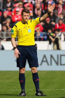 Mainz, Deutschland 02. April 2016: 1. BL - 15 16 - FSV Mainz 05 vs. FC Augsburg Schiedsrichter Patrick Ittrich (Deutschland), Aktion . Einzelbild . Freisteller . Gestik Geste, hoch, hochformat 1. BL - 15 16 - FSV Mainz 05 vs. FC Augsburg *** Mainz, Germany 02 April 2016 1 BL 15 16 FSV Mainz 05 vs FC Augsburg referee Patrick Ittrich Germany , action single image crop gesture, portrait, portrait format 1 BL 15 16 FSV Mainz 05 vs FC Augsburg jr
