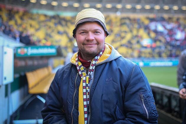 Dresden, Deutschland 03. Dezember 2017: 2. BL - 17 18 - Dynamo Dresden vs. Erzgebirge Aue Vorsänger Vorsaenger Stefan Lehmi Lehmann Aktion . Einzelbild . 2. BL - 17 18 - Dynamo Dresden vs. Erzgebirge Aue