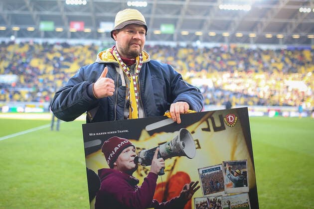 Dresden, Deutschland 03. Dezember 2017: 2. BL - 17 18 - Dynamo Dresden vs. Erzgebirge Aue Vorsänger Vorsaenger Stefan Lehmi Lehmann Aktion . Einzelbild . und hat Tränen in den Augen 2. BL - 17 18 - Dynamo Dresden vs. Erzgebirge Aue