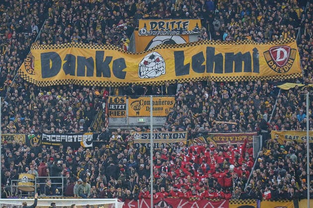 Dresden, Deutschland 03. Dezember 2017: 2. BL - 17 18 - Dynamo Dresden vs. Erzgebirge Aue Die Fans bedanken sich bei Vorsänger Vorsaenger Stefan Lehmi Lehmann 2. BL - 17 18 - Dynamo Dresden vs. Erzgebirge Aue