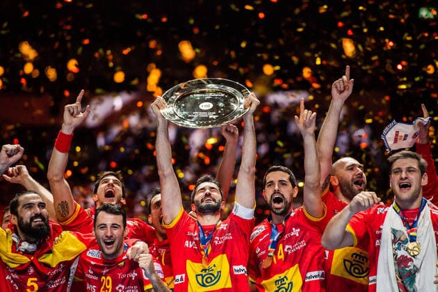 201218 This picture is part of Bildbyran?s selection of the best sports photos from 2020. Originally published 200126 Raul Entrerrios Rodriguez of Spain hoists the winner?s trophy when celebrating with teammates during the EHF European Handball Championship final between Spain and Croatia on January 26, 2020 in Stockholm, Sweden. Photo: Johanna Lundberg BILDBYRAN 136108 bbeng ehf euro 2020 em 2020 european men?s handball championship 2020 handball handboll handbolls-em 2020 final Spain Spanien Croatia Kroatien jubel jublar guld guldmedalj medalj topx Copyright: JOHANNAxLUNDBERG BB201218JL001