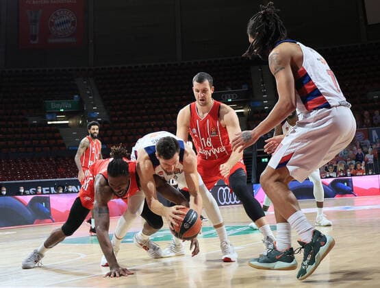 18.12.2020, EuroLeague, FC Bayern Basketball vs Baskonia, Audi Dome Muenchen, im Bild: Jalen Reynolds (FCB Basketball), Alec Peters (Baskonia), Paul Zipser (FCB Basketball) und Pierria Henry (Baskonia)