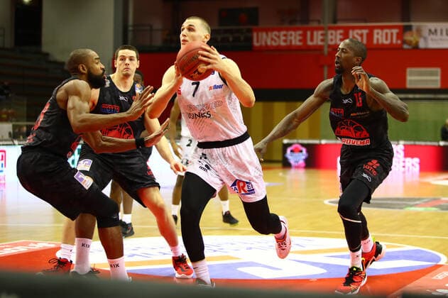 Jonas Richter (Chemnitz) im Zweikampf mit Brandon Thomas (Giessen, links) Jobstairs Giessen 46ers vs Niners Chemnitz, Basketball, easyCredit BBL, 18.12.2020 Jobstairs Giessen 46ers vs Niners Chemnitz, Basketball, easyCredit BBL, 18.12.2020 Giessen Copyright: xEibner-Pressefotox EP_RWS