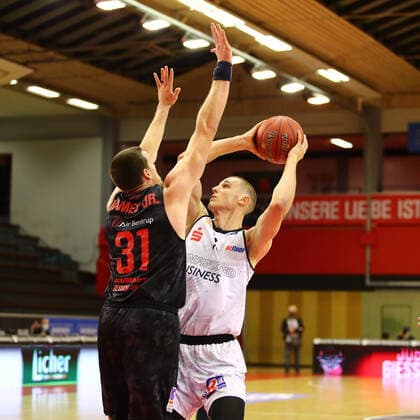 Jonas Richter (Chemnitz) im Zweikampf mit Scottie James Jr. (Giessen) Jobstairs Giessen 46ers vs Niners Chemnitz, Basketball, easyCredit BBL, 18.12.2020 Jobstairs Giessen 46ers vs Niners Chemnitz, Basketball, easyCredit BBL, 18.12.2020 Giessen Copyright: xEibner-Pressefotox EP_RWS
