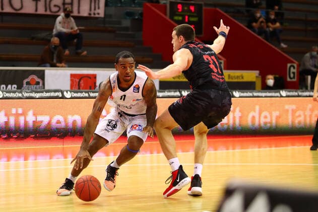 Isiaha Mike (Chemnitz) im Zweikampf mit Scottie James Jr. (Giessen) Jobstairs Giessen 46ers vs Niners Chemnitz, Basketball, easyCredit BBL, 18.12.2020 Jobstairs Giessen 46ers vs Niners Chemnitz, Basketball, easyCredit BBL, 18.12.2020 Giessen Copyright: xEibner-Pressefotox EP_RWS