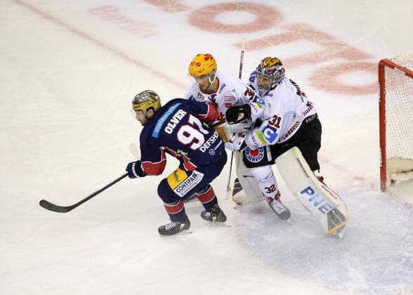 Bilder des Jahres 2020, Sport 12 Dezember Sport Bilder des Tages GER, 1.DEL, EISBAEREN BERLIN VS. Bremerhaven 18.12.2020, Mercedes Benz Arena, Berlin, GER, 1.DEL, EISBAEREN BERLIN VS. Bremerhaven, im Bild Mark Olver (Eisbaeren Berlin 91), Brandon Maxwell (Pinguins Bremerhaven 31), Anders Krogsgaard (Pinguins Bremerhaven 32) *** GER, 1 DEL, EISBAEREN BERLIN VS Bremerhaven 18 12 2020, Mercedes Benz Arena, Berlin, GER, 1 DEL, EISBAEREN BERLIN VS Bremerhaven, in picture Mark Olver Eisbaeren Berlin 91 , Brandon Maxwell Pinguins Bremerhaven 31 , Anders Krogsgaard Pinguins Bremerhaven 32 nordphotoxEngler nph00076