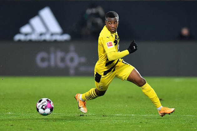 Fußball: 1. Bundesliga, Saison 2020 2021, 13. Spieltag, FC Union Berlin - Borussia Dortmund am 18.11.2020 im Stadion an der Alten Försterei. Dortmunds Youssoufa Moukoko läuft mit dem Ball am Fuß. DFL REGULATIONS PROHIBIT ANY USE OF PHOTOGRAPHS AS IMAGE SEQUENCES AND OR QUASI-VIDEO.