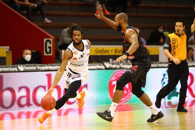 Marcus Thornton (Chemnitz) gegen Brandon Thomas (Giessen) Jobstairs Giessen 46ers vs Niners Chemnitz, Basketball, easyCredit BBL, 18.12.2020 Jobstairs Giessen 46ers vs Niners Chemnitz, Basketball, easyCredit BBL, 18.12.2020 Giessen Copyright: xEibner-Pressefotox EP_RWS