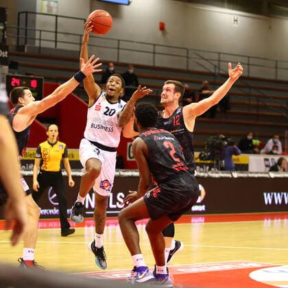 Wes Clark (Chemnitz) zieht gegen Scottie James Jr. (Giessen, links) und Johannes Richter (Giessen) zum Korb Jobstairs Giessen 46ers vs Niners Chemnitz, Basketball, easyCredit BBL, 18.12.2020 Jobstairs Giessen 46ers vs Niners Chemnitz, Basketball, easyCredit BBL, 18.12.2020 Giessen Copyright: xEibner-Pressefotox EP_RWS
