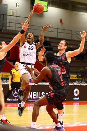 Wes Clark (Chemnitz) zieht gegen Scottie James Jr. (Giessen, links) und Johannes Richter (Giessen) zum Korb Jobstairs Giessen 46ers vs Niners Chemnitz, Basketball, easyCredit BBL, 18.12.2020 Jobstairs Giessen 46ers vs Niners Chemnitz, Basketball, easyCredit BBL, 18.12.2020 Giessen Copyright: xEibner-Pressefotox EP_RWS