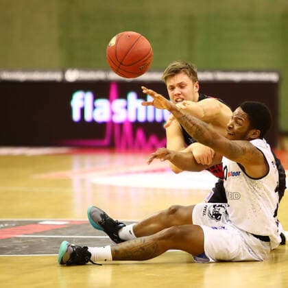 Wes Clark (Chemnitz) im Zweikampf mit Bjarne Kraushaar (Giessen) Jobstairs Giessen 46ers vs Niners Chemnitz, Basketball, easyCredit BBL, 18.12.2020 Jobstairs Giessen 46ers vs Niners Chemnitz, Basketball, easyCredit BBL, 18.12.2020 Giessen Copyright: xEibner-Pressefotox EP_RWS