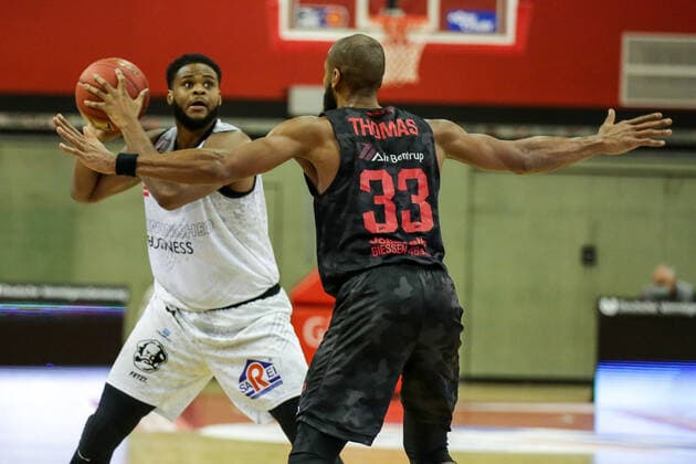 Deutschland, Giessen, Osthalle, 18.12.2020, easy Credit BBL, 7.Spieltag, JobStairs Giessen 46ers - NINERS Chemnitz Bild: v.li. Joseph Lawson III (Niners Chemnitz), Brandon Thomas (Jobstairs Giessen 46ers) Copyright: HMBxMedia ThomasxJäger