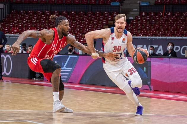 Jalen Reynolds 8 (FC Bayern), Zoran Dragic 30 (Baskonia Vitoria-Gasteiz), FC Bayern Basketball vs. Baskonia Vitoria-Gasteiz, Basketball, Euroleague, 18.12.2020 Muenchen Bayern Deutschland