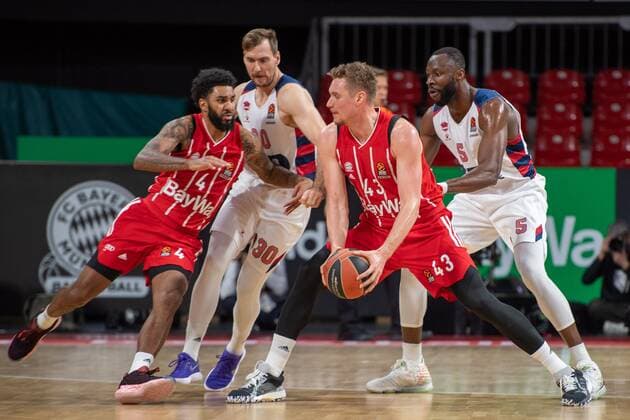 Sport Bilder des Tages Leon Radosevic 43 (FC Bayern), Zoran Dragic 30 (Baskonia Vitoria-Gasteiz), FC Bayern Basketball vs. Baskonia Vitoria-Gasteiz, Basketball, Euroleague, 18.12.2020 Muenchen Bayern Deutschland