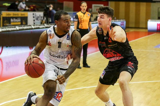 Deutschland, Giessen, Osthalle, 18.12.2020, easy Credit BBL, 7.Spieltag, JobStairs Giessen 46ers - NINERS Chemnitz Bild: v.li. Isiaha Mike (Niners Chemnitz), Alen Pjanic (Jobstairs Giessen 46ers) Copyright: HMBxMedia ThomasxJäger