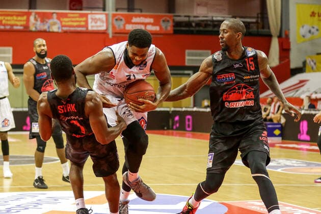 Deutschland, Giessen, Osthalle, 18.12.2020, easy Credit BBL, 7.Spieltag, JobStairs Giessen 46ers - NINERS Chemnitz Bild: v.li. Jonathan Stark (Jobstairs Giessen 46ers), Arne Makowka (Niners Chemnitz) ,Brandon Bowman (Jobstairs Giessen 46ers) Copyright: HMBxMedia ThomasxJäger