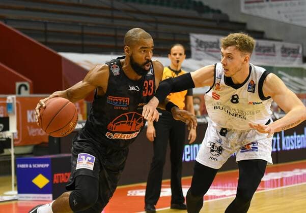 Brandon Thomas, Jan Niklas Wimberg 7. Spieltag, Basketball Bundesliga, Basketball Saison 2020 2021, Deutschland, easyCredit BBL, Germany, Giessen 46ers, giessen schwarz, Herren, Jobstairs GIESSEN 46ers - NINERS Chemnitz, Männer, Chemnitz weiß
