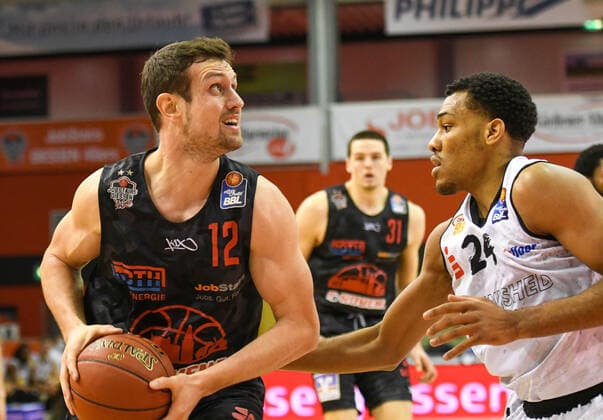 7. Spieltag, Basketball Bundesliga, Basketball Saison 2020 2021, Deutschland, easyCredit BBL, Germany, Giessen 46ers, giessen schwarz, Herren, Jobstairs GIESSEN 46ers - NINERS Chemnitz, Männer, Chemnitz weiß