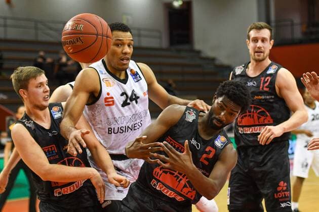 Sport Bilder des Tages Bjarne Kraushaar, George King, Isaac Hamilton, Johannes Richter 7. Spieltag, Basketball Bundesliga, Basketball Saison 2020 2021, Deutschland, easyCredit BBL, Germany, Giessen 46ers, giessen schwarz, Herren, Jobstairs GIESSEN 46ers - NINERS Chemnitz, Männer, Chemnitz weiß