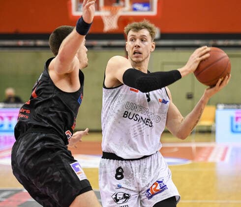 Scottie James jr., Jan Niklas Wimberg 7. Spieltag, Basketball Bundesliga, Basketball Saison 2020 2021, Deutschland, easyCredit BBL, Germany, Giessen 46ers, giessen schwarz, Herren, Jobstairs GIESSEN 46ers - NINERS Chemnitz, Männer, Chemnitz weiß