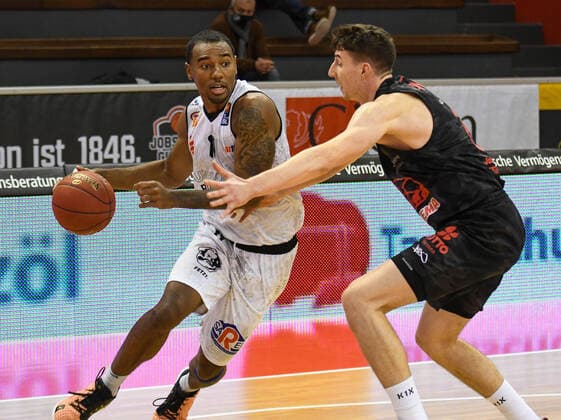 Isiaha Mike, Alen Pjanic 7. Spieltag, Basketball Bundesliga, Basketball Saison 2020 2021, Deutschland, easyCredit BBL, Germany, Giessen 46ers, giessen schwarz, Herren, Jobstairs GIESSEN 46ers - NINERS Chemnitz, Männer, Chemnitz weiß