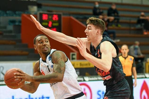Isiaha Mike, Alen Pjanic 7. Spieltag, Basketball Bundesliga, Basketball Saison 2020 2021, Deutschland, easyCredit BBL, Germany, Giessen 46ers, giessen schwarz, Herren, Jobstairs GIESSEN 46ers - NINERS Chemnitz, Männer, Chemnitz weiß
