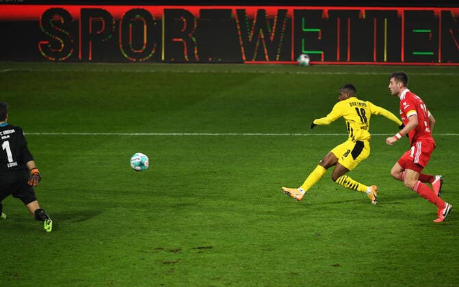 Fussball, Herren, Saison 2020 2021, 1. Bundesliga (13. Spieltag), 1. FC Union Berlin - Borussia Dortmund, v. l. Torhüter Andreas Luthe (1. FC Union Berlin), Youssoufa Moukoko (Borussia Dortmund), Robin Knoche (1. FC Union Berlin), 18.12. 2020,