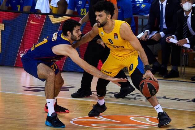 Barça s Alex Abrines (L) in action against Maccabi Tel Aviv s Elijah Bryant (R) during the Euroleague basketball game between FC Barcelona, Barca and Maccabi Tel Aviv held at Palau Blaugrana arena in Barcelona, Spain, 18 December 2020. FC Barcelona - Maccabi Tel Aviv !ACHTUNG: NUR REDAKTIONELLE NUTZUNG!  Copyright: xAlejandroxGarciax GRAF8369 20201218-637439250381351576