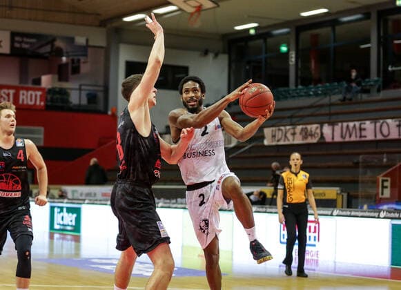 Deutschland, Giessen, Osthalle, 18.12.2020, easy Credit BBL, 7.Spieltag, JobStairs Giessen 46ers - NINERS Chemnitz Bild: v.li.Alen Pjanic (Jobstairs Giessen 46ers), Terrell Harris (Niners Chemnitz) Copyright: HMBxMedia ThomasxJäger