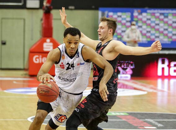 Deutschland, Giessen, Osthalle, 18.12.2020, easy Credit BBL, 7.Spieltag, JobStairs Giessen 46ers - NINERS Chemnitz Bild: v.li. George King (Niners Chemnitz), Bjarne Kraushaar (Jobstairs Giessen 46ers) Copyright: HMBxMedia ThomasxJäger