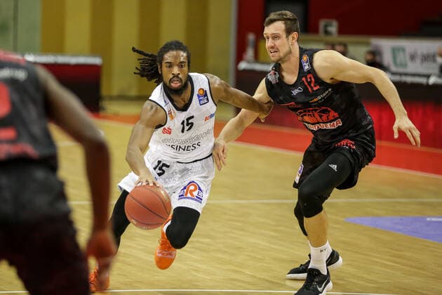 Deutschland, Giessen, Osthalle, 18.12.2020, easy Credit BBL, 7.Spieltag, JobStairs Giessen 46ers - NINERS Chemnitz Bild: v.li. Marcus Thornton (Niners Chemnitz), Johannes Richter (Jobstairs Giessen 46ers) Copyright: HMBxMedia ThomasxJäger