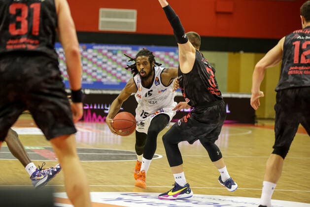 Deutschland, Giessen, Osthalle, 18.12.2020, easy Credit BBL, 7.Spieltag, JobStairs Giessen 46ers - NINERS Chemnitz Bild: v.li. Marcus Thornton (Niners Chemnitz),Liam O Reilly (Jobstairs Giessen 46ers) Copyright: HMBxMedia ThomasxJäger
