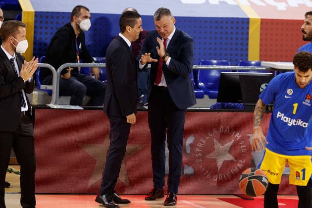 December 18, 2020, Barcelona, Spain: Sarunas Jasikevicius of FC Barcelona, Barca with Ioannis Sfairopoulos of Maccabi Playtika Tel Aviv during the Turkish Airlines EuroLeague match between FC Barcelona and Maccabi Playtika Tel Aviv at Palau Blaugrana in Barcelona, Spain. Barcelona Spain - ZUMAd159 20201218_zia_d159_004 Copyright: xDavidxRamirezx