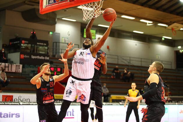 Joseph Lawson (Chemnitz) zieht zum Korb, hinten von links: Ferdinand Zylka (Giessen), Brandon Bowman (Giessen), Scottie James Jr. (Giessen) Jobstairs Giessen 46ers vs Niners Chemnitz, Basketball, easyCredit BBL, 18.12.2020 Jobstairs Giessen 46ers vs Niners Chemnitz, Basketball, easyCredit BBL, 18.12.2020 Giessen Copyright: xEibner-Pressefotox EP_RWS