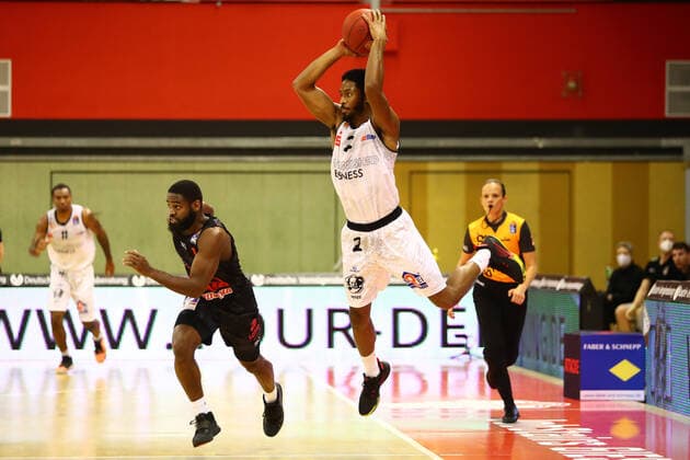 Terrel Harris (Chemnitz) am Ball, links: Jonathan Stark (Giessen) Jobstairs Giessen 46ers vs Niners Chemnitz, Basketball, easyCredit BBL, 18.12.2020 Jobstairs Giessen 46ers vs Niners Chemnitz, Basketball, easyCredit BBL, 18.12.2020 Giessen Copyright: xEibner-Pressefotox EP_RWS