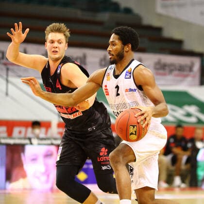 Terrel Harris (Chemnitz) im Zweikampf mit Bjarne Kraushaar (Giessen) Jobstairs Giessen 46ers vs Niners Chemnitz, Basketball, easyCredit BBL, 18.12.2020 Jobstairs Giessen 46ers vs Niners Chemnitz, Basketball, easyCredit BBL, 18.12.2020 Giessen Copyright: xEibner-Pressefotox EP_RWS
