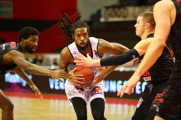 Marcus Thornton (Chemnitz) im Zweikampf mit Isaac Hamilton (Giessen, links) und Liam O Reilly (Giessen) Jobstairs Giessen 46ers vs Niners Chemnitz, Basketball, easyCredit BBL, 18.12.2020 Jobstairs Giessen 46ers vs Niners Chemnitz, Basketball, easyCredit BBL, 18.12.2020 Giessen Copyright: xEibner-Pressefotox EP_RWS