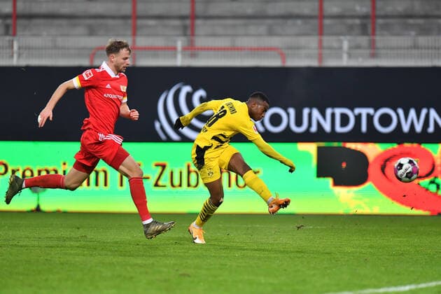 Fußball: 1. Bundesliga, Saison 2020 2021, 13. Spieltag, FC Union Berlin - Borussia Dortmund am 18.11.2020 im Stadion an der Alten Försterei. Dortmunds Youssoufa Moukoko trifft mit diesem Schuss zum 1:1. DFL REGULATIONS PROHIBIT ANY USE OF PHOTOGRAPHS AS IMAGE SEQUENCES AND OR QUASI-VIDEO.