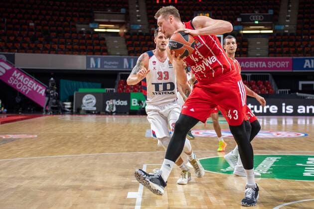 Achille Polonara 33 (Baskonia Vitoria-Gasteiz), Leon Radosevic 43 (FC Bayern), FC Bayern Basketball vs. Baskonia Vitoria-Gasteiz, Basketball, Euroleague, 18.12.2020 Muenchen Bayern Deutschland