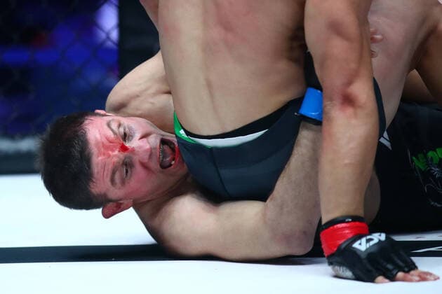 Bilder des Jahres 2020, Sport 12 Dezember MOSCOW, RUSSIA - DECEMBER 18, 2020: Russian featherweight fighter Marat Balaev struggles in the main event bout against his Brazilian rival Felipe Froes at ACA 116, an MMA tournament held by Absolute Championship Akhmat at VTB Arena. Valery Sharifulin TASS  TS0F21C8