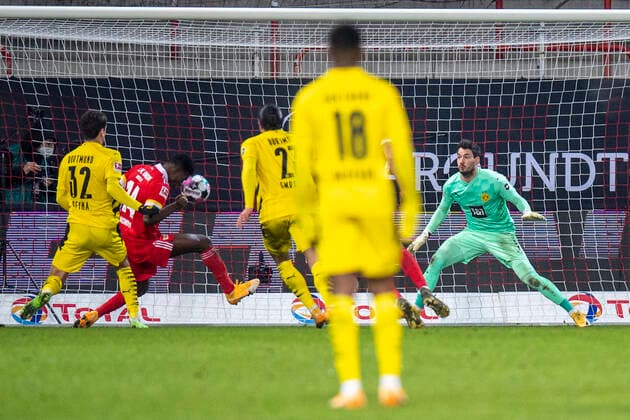 Fußball: 1. Bundesliga, Saison 2020 2021, 13. Spieltag, FC Union Berlin - Borussia Dortmund am 18.11.2020 im Stadion an der Alten Försterei. Berlins Taiwo Awoniyi trifft zum 1:0. DFL REGULATIONS PROHIBIT ANY USE OF PHOTOGRAPHS AS IMAGE SEQUENCES AND OR QUASI-VIDEO.