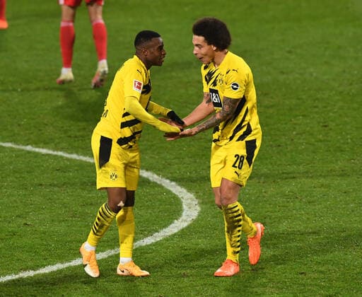 Fussball, Herren, Saison 2020 2021, 1. Bundesliga (13. Spieltag), 1. FC Union Berlin - Borussia Dortmund (2:1), v. l. Youssoufa Moukoko (Borussia Dortmund), Axel Witsel (Borussia Dortmund), Jubel nach Tor zum 1:1, 18.12. 2020,