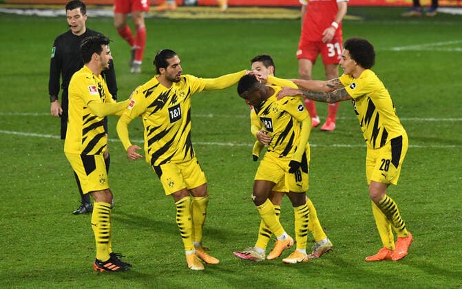 Fussball, Herren, Saison 2020 2021, 1. Bundesliga (13. Spieltag), 1. FC Union Berlin - Borussia Dortmund (2:1), v. l. Mats Hummels (Borussia Dortmund), Emre Can (Borussia Dortmund), Youssoufa Moukoko (Borussia Dortmund), Raphael Guerreiro (Borussia Dortmund), Axel Witsel (Borussia Dortmund), Jubel nach Tor zum 1:1, 18.12. 2020,
