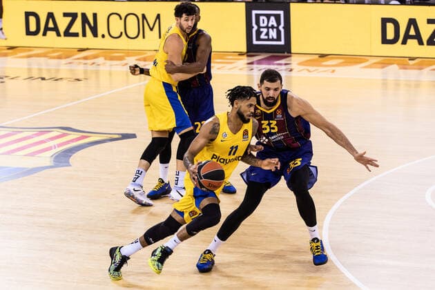 December 18, 2020, Barcelona, Barcelona, Spain: Tyler Dorsey of Maccabi Playtika Tel Aviv drives to the basket against Nikola Mirotic of FC Barcelona, Barca during the Turkish Airlines EuroLeague match between Fc Barcelona and Maccabi Playtika Tel Aviv at Palau Blaugrana on December 18, 2020 in Barcelona, Spain. Barcelona Spain - ZUMAa181 20201218_zaa_a181_119 Copyright: xJavierxBorregox