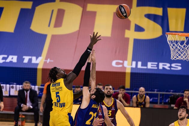 December 18, 2020, Barcelona, Barcelona, Spain: Othello Hunter of Maccabi Playtika Tel Aviv shoot to basket during the Turkish Airlines EuroLeague match between FC Barcelona, Barca and Maccabi Playtika Tel Aviv at Palau Blaugrana on December 18, 2020 in Barcelona, Spain. Barcelona Spain - ZUMAa181 20201218_zaa_a181_120 Copyright: xJavierxBorregox